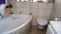 Main Bathroom - 7 square meters of property in Kingsburgh