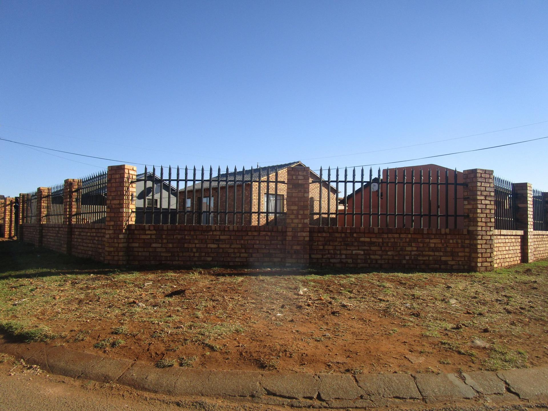 Front View of property in Vosloorus