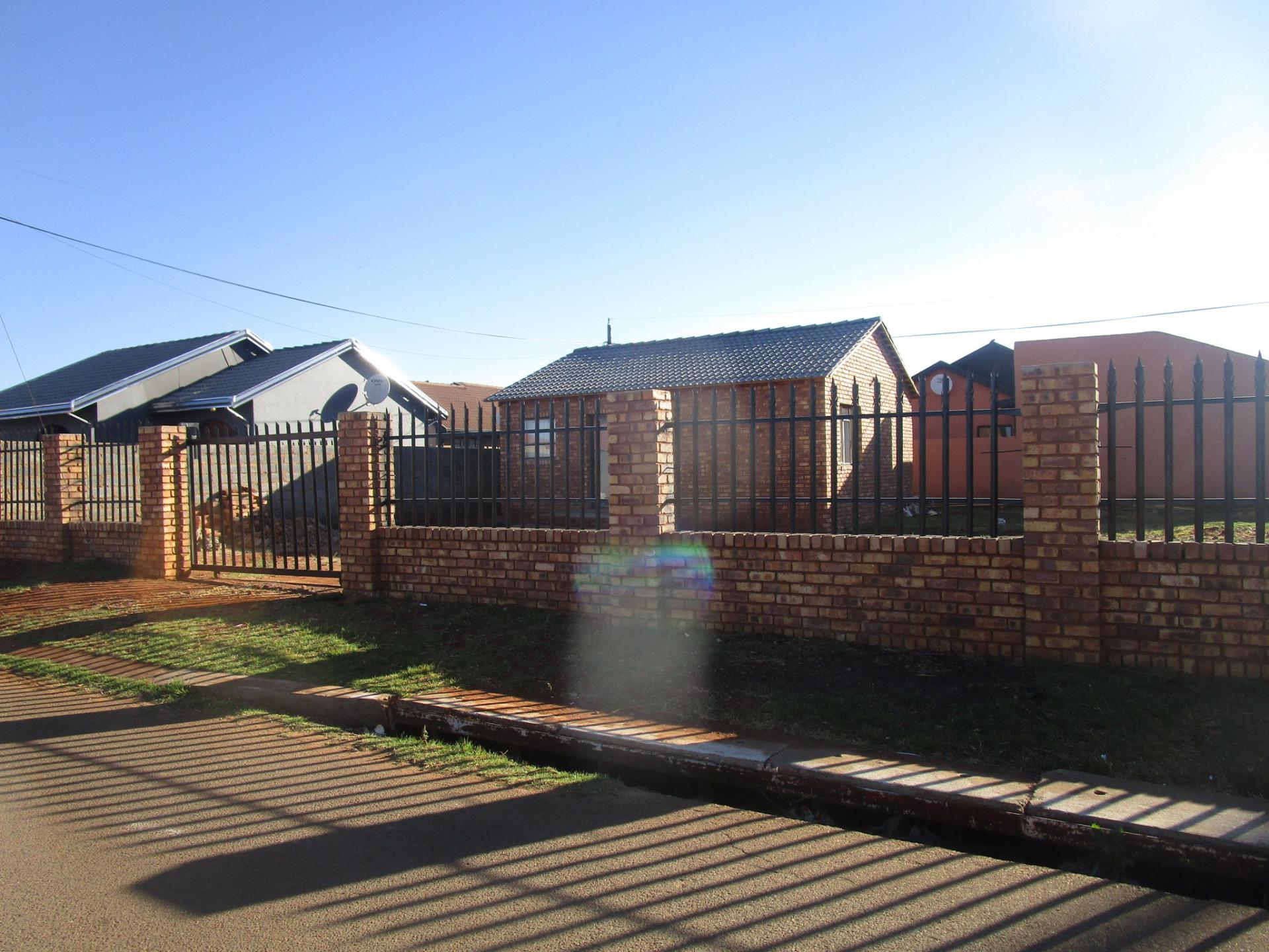 Front View of property in Vosloorus