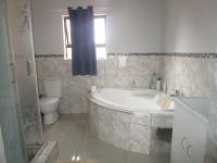 Main Bathroom - 11 square meters of property in Ennerdale