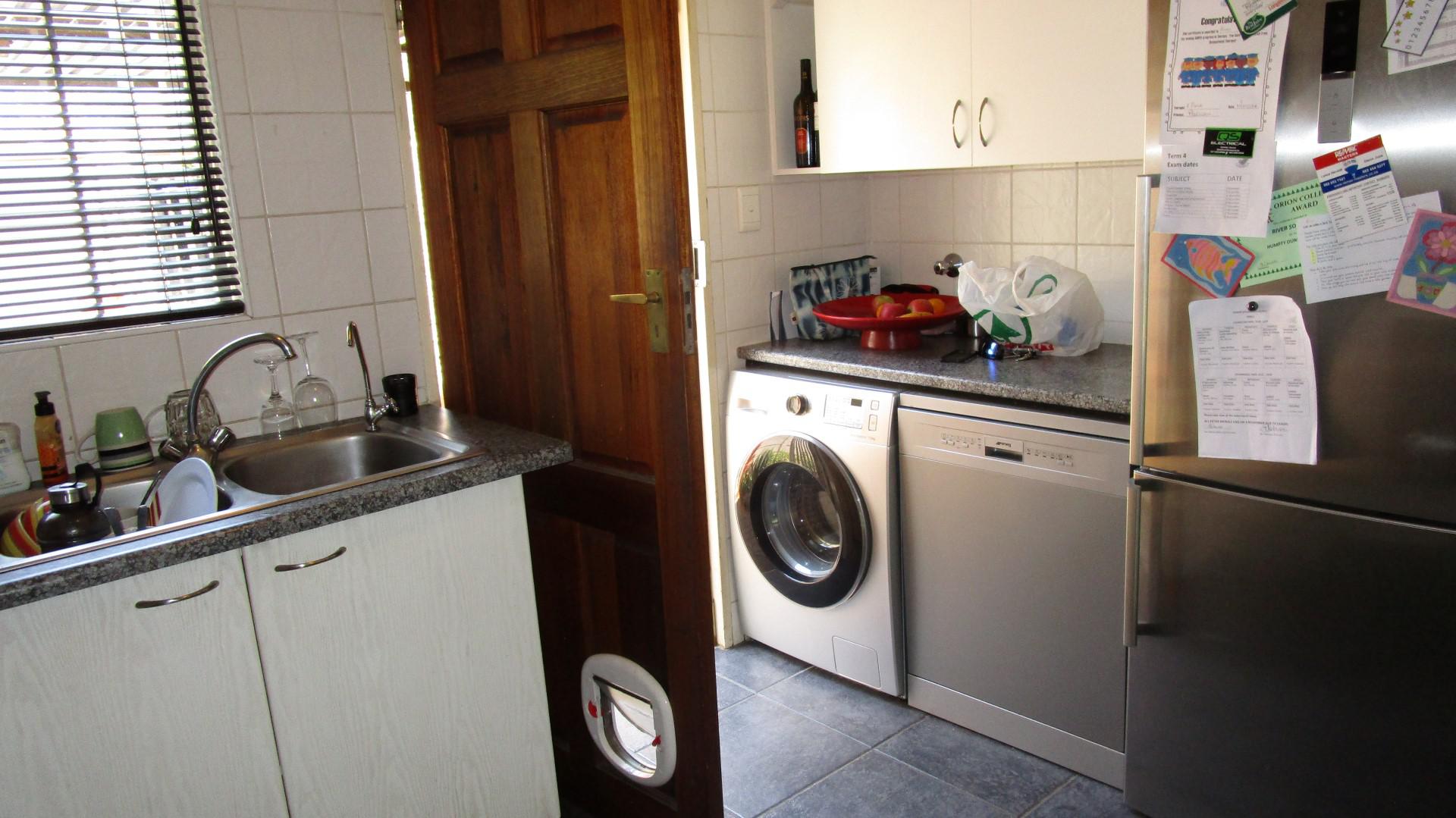 Kitchen - 13 square meters of property in Sonneglans