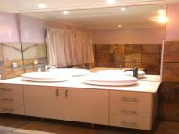 Bathroom 1 of property in Standerton