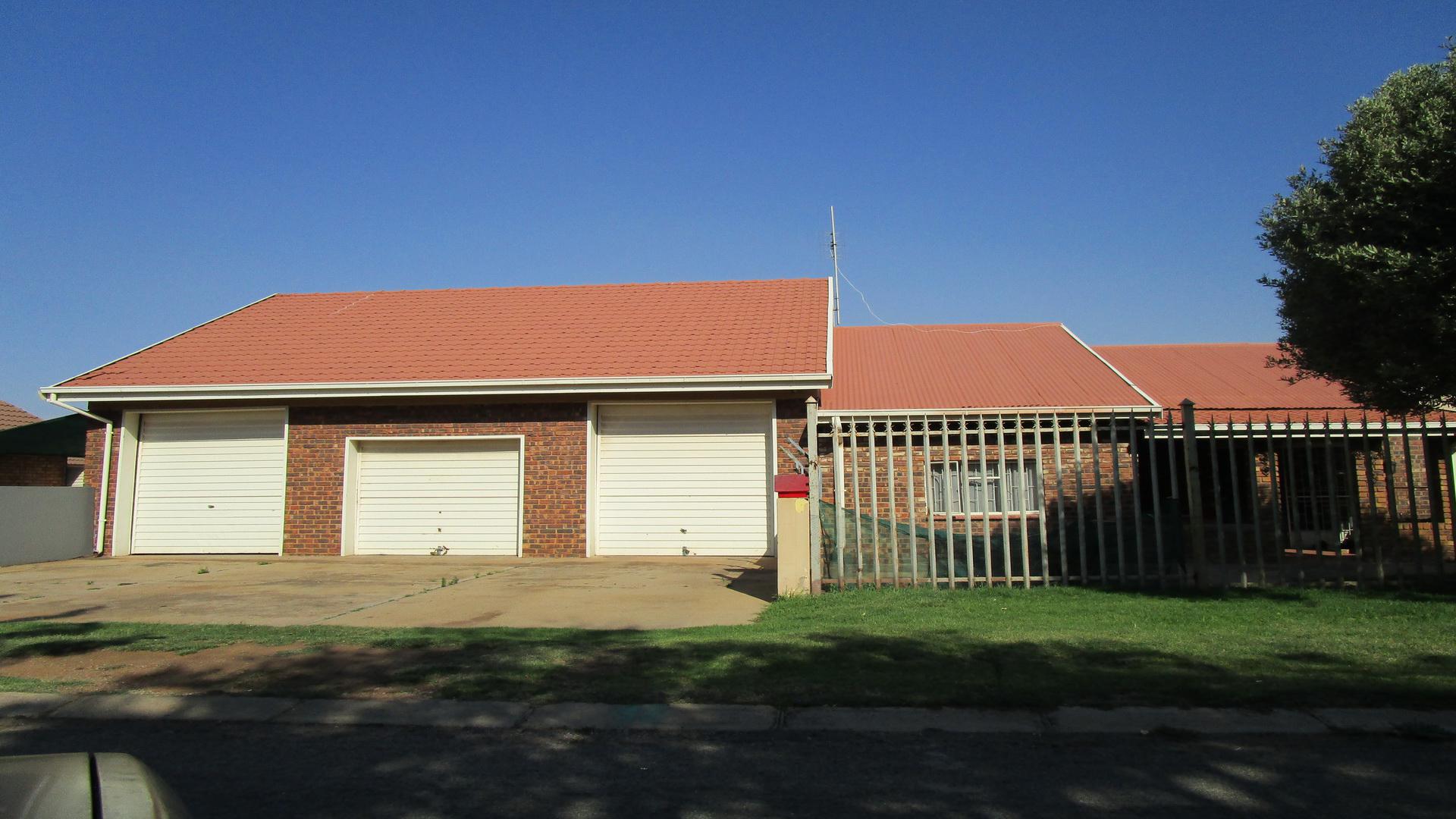 Front View of property in Rayton