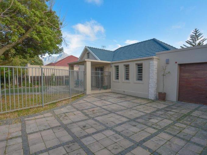 5 Bedroom House to Rent in Pinelands - Property to rent - MR259248