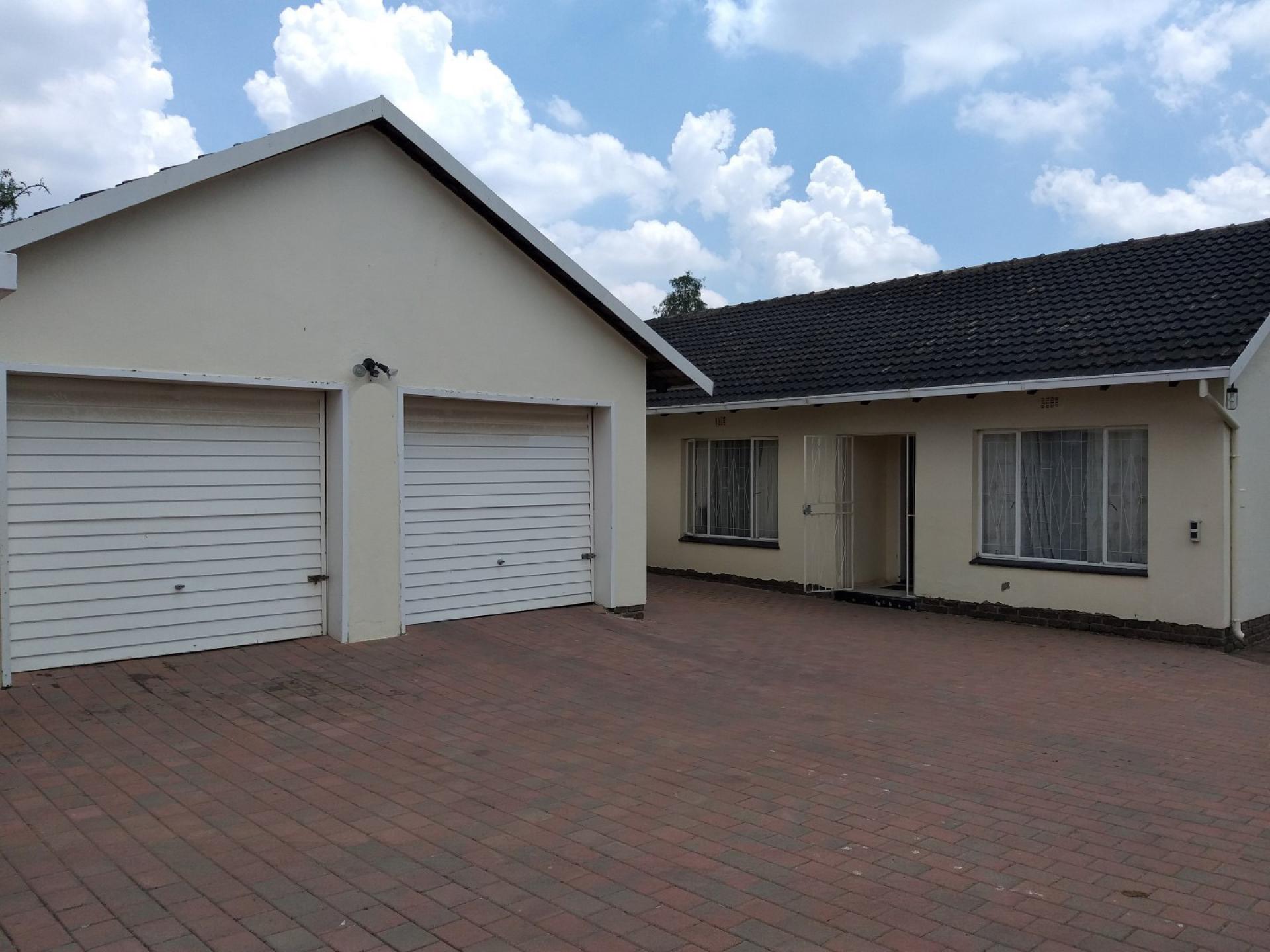 Front View of property in Glenmarais (Glen Marais)