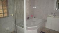 Main Bathroom - 11 square meters of property in Selection park