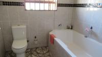 Main Bathroom - 7 square meters of property in Windmill Park