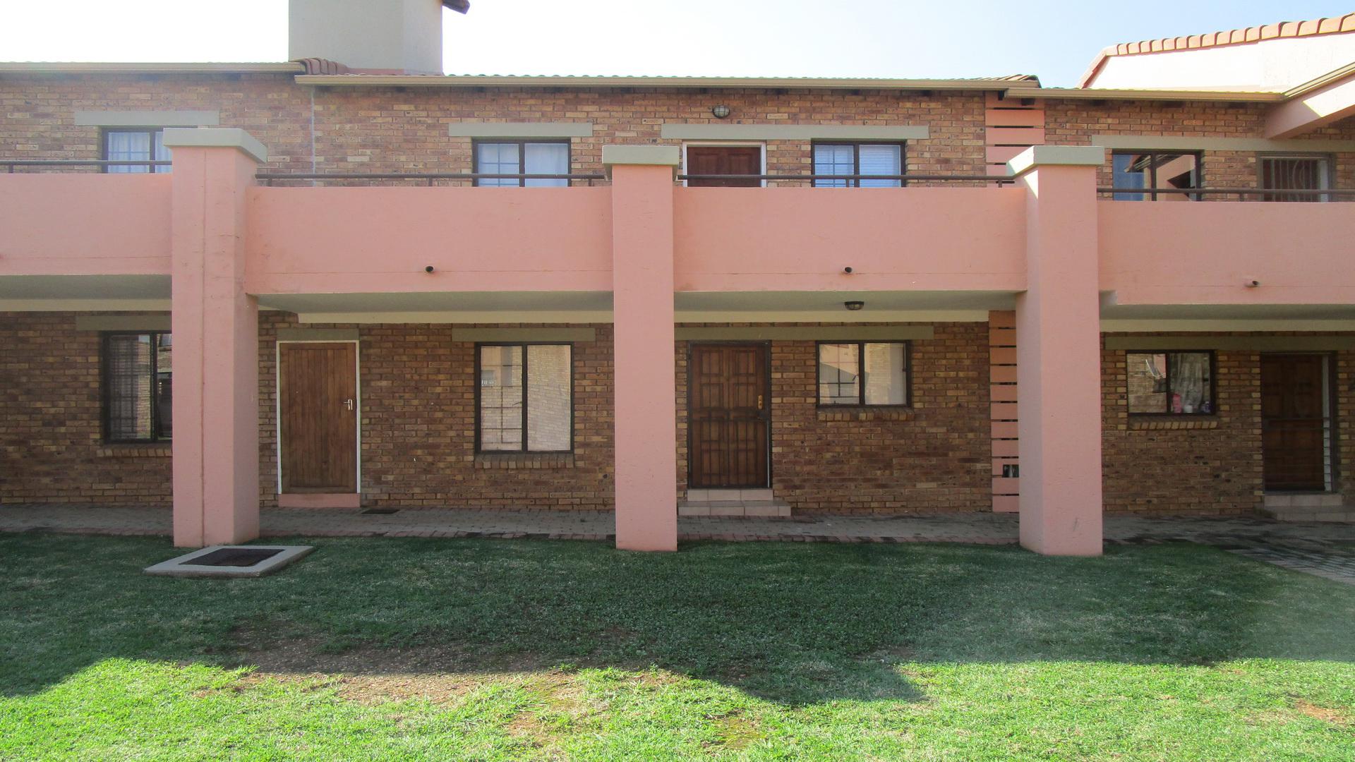 Front View of property in Mooikloof Ridge