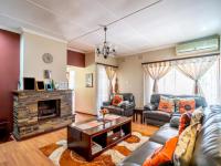 Lounges - 30 square meters of property in Kloof 