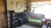 Lounges - 16 square meters of property in Kwenele