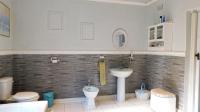 Main Bathroom - 17 square meters of property in Umtentweni
