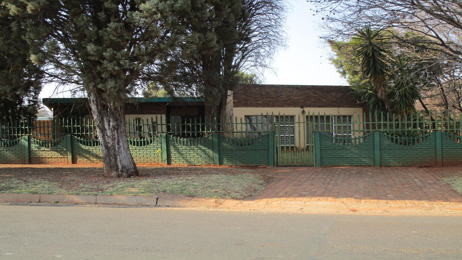 Front View of property in Kanonkop