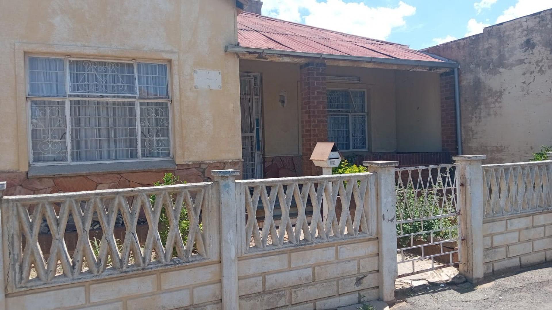 Front View of property in La Rochelle - JHB