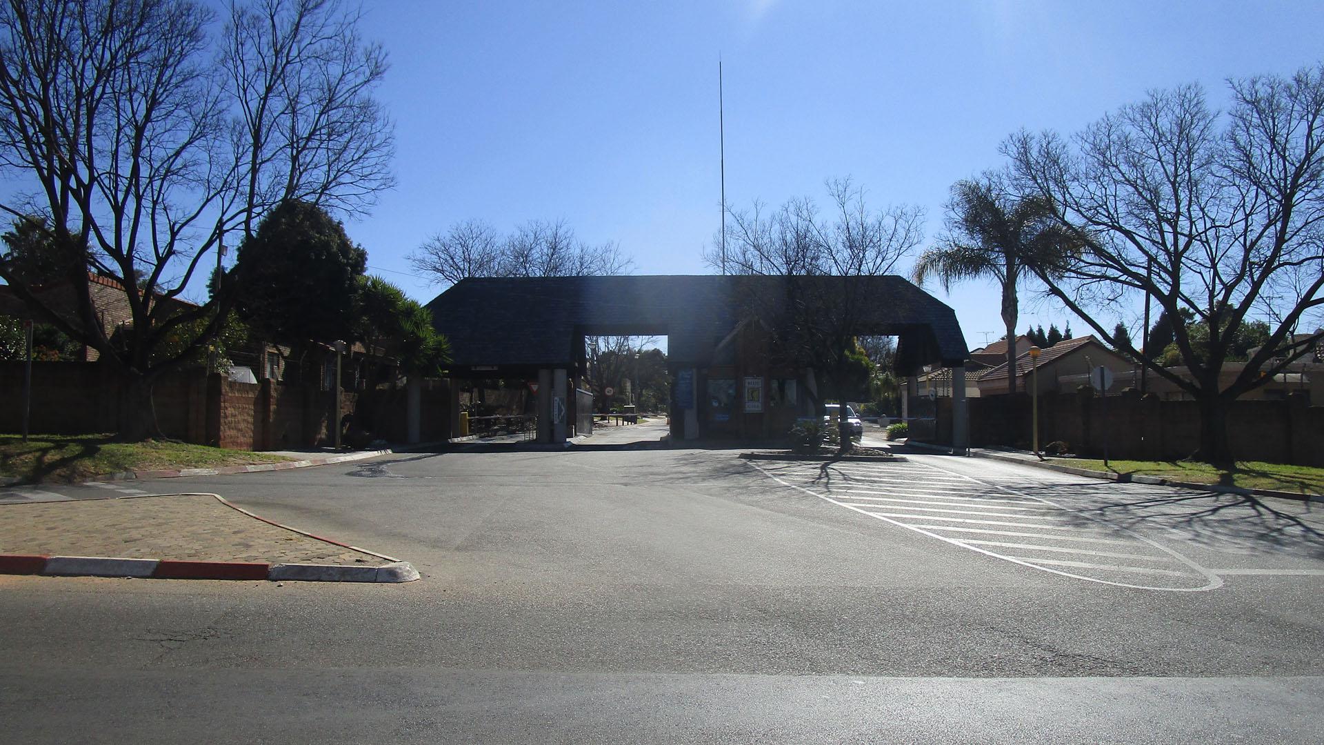 Front View of property in Glenmarais (Glen Marais)