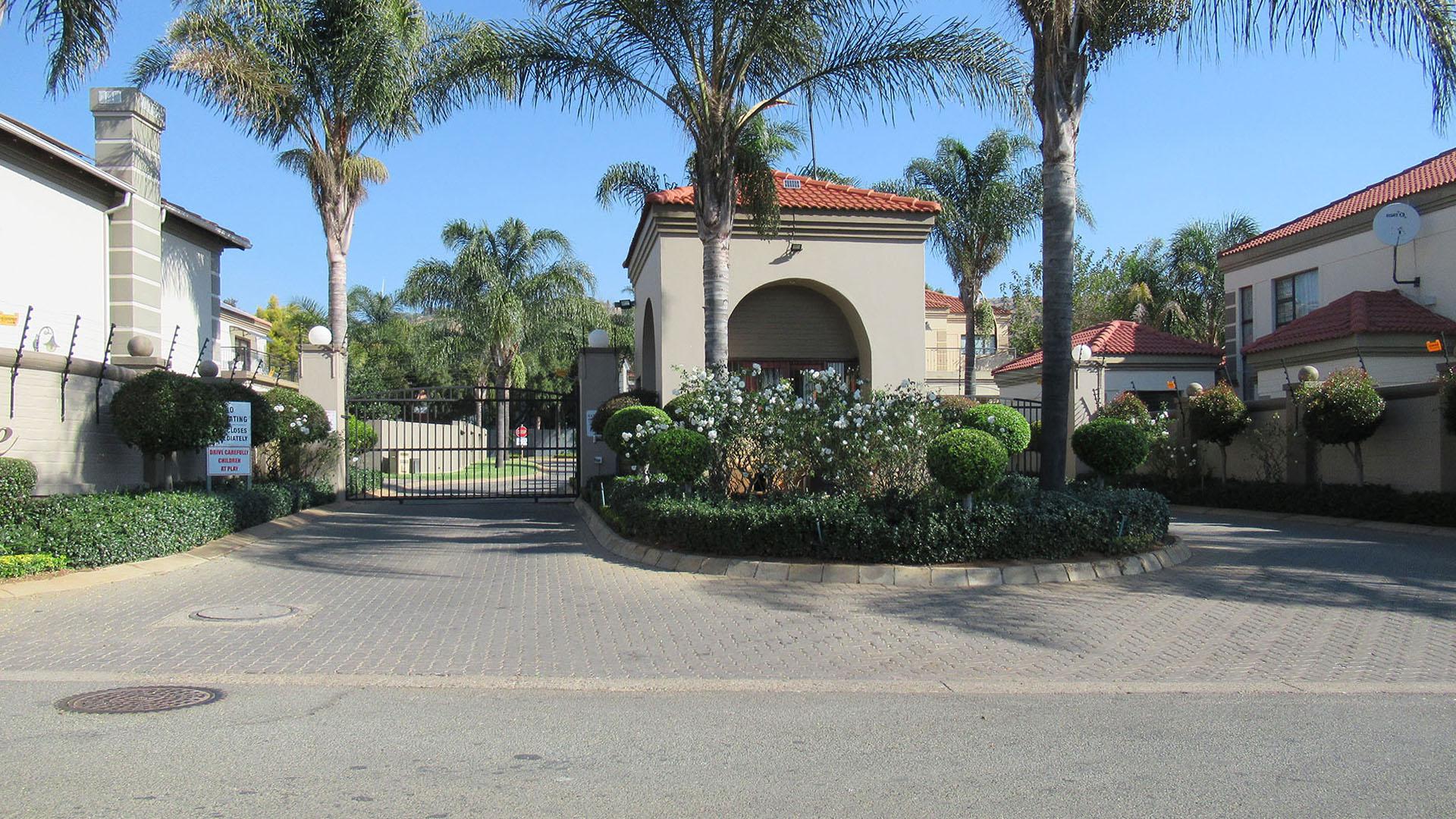 Front View of property in Amorosa