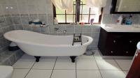 Main Bathroom - 9 square meters of property in Umtentweni