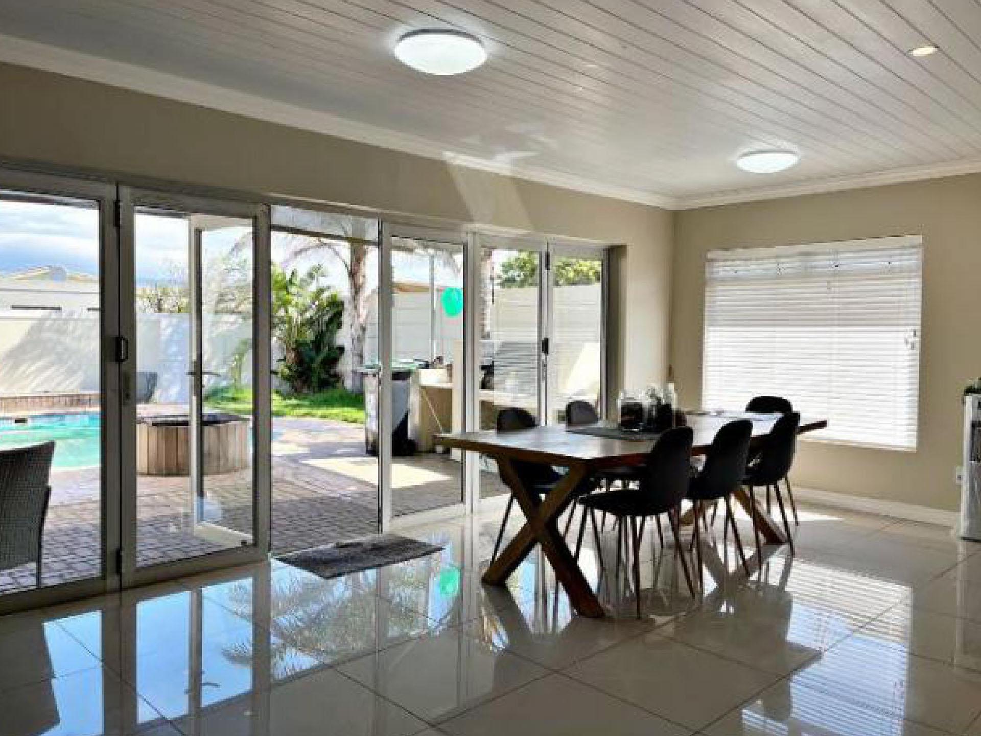 Dining Room of property in Bothasig 