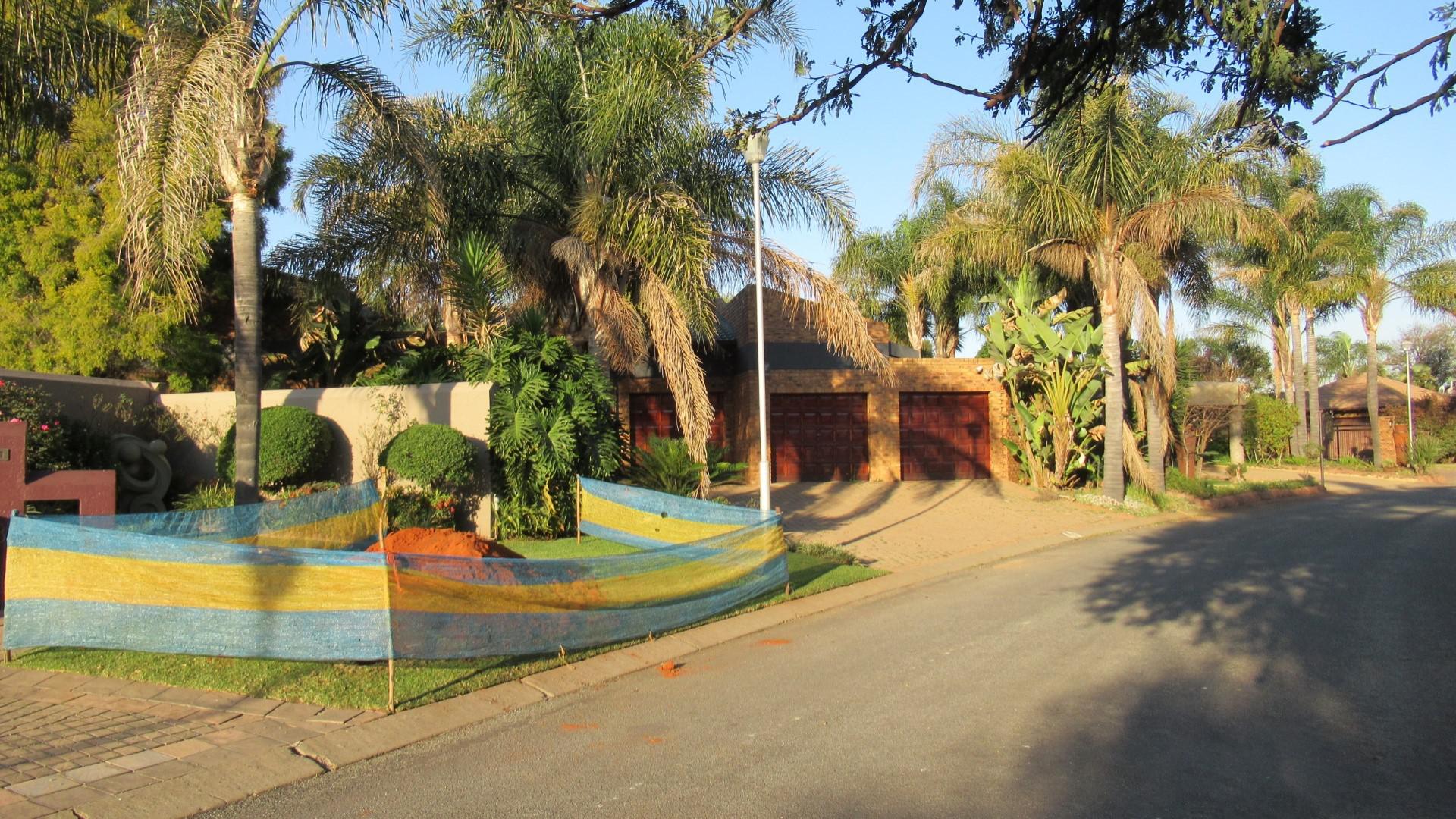 Front View of property in Sunward park