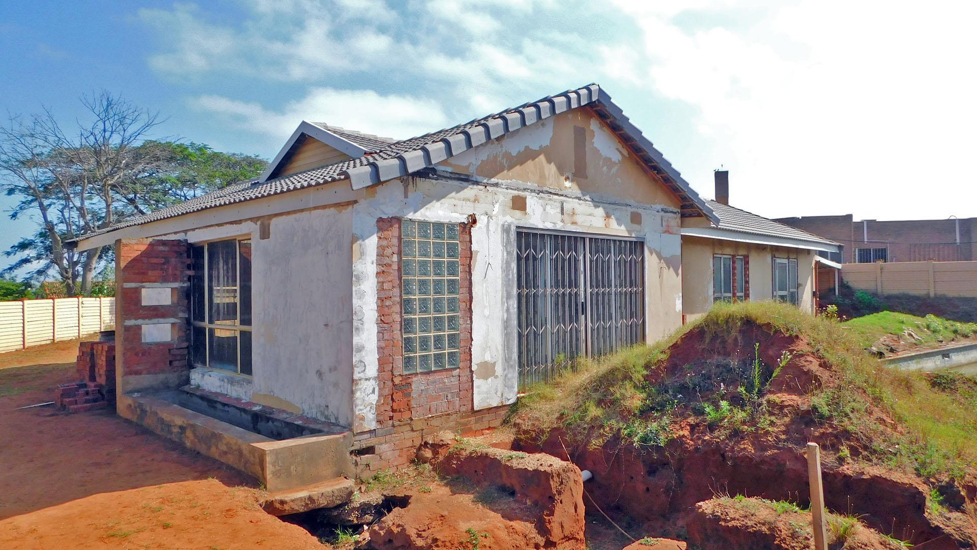 Front View of property in La Lucia