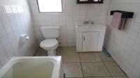 Bathroom 1 - 6 square meters of property in Verwoerdpark