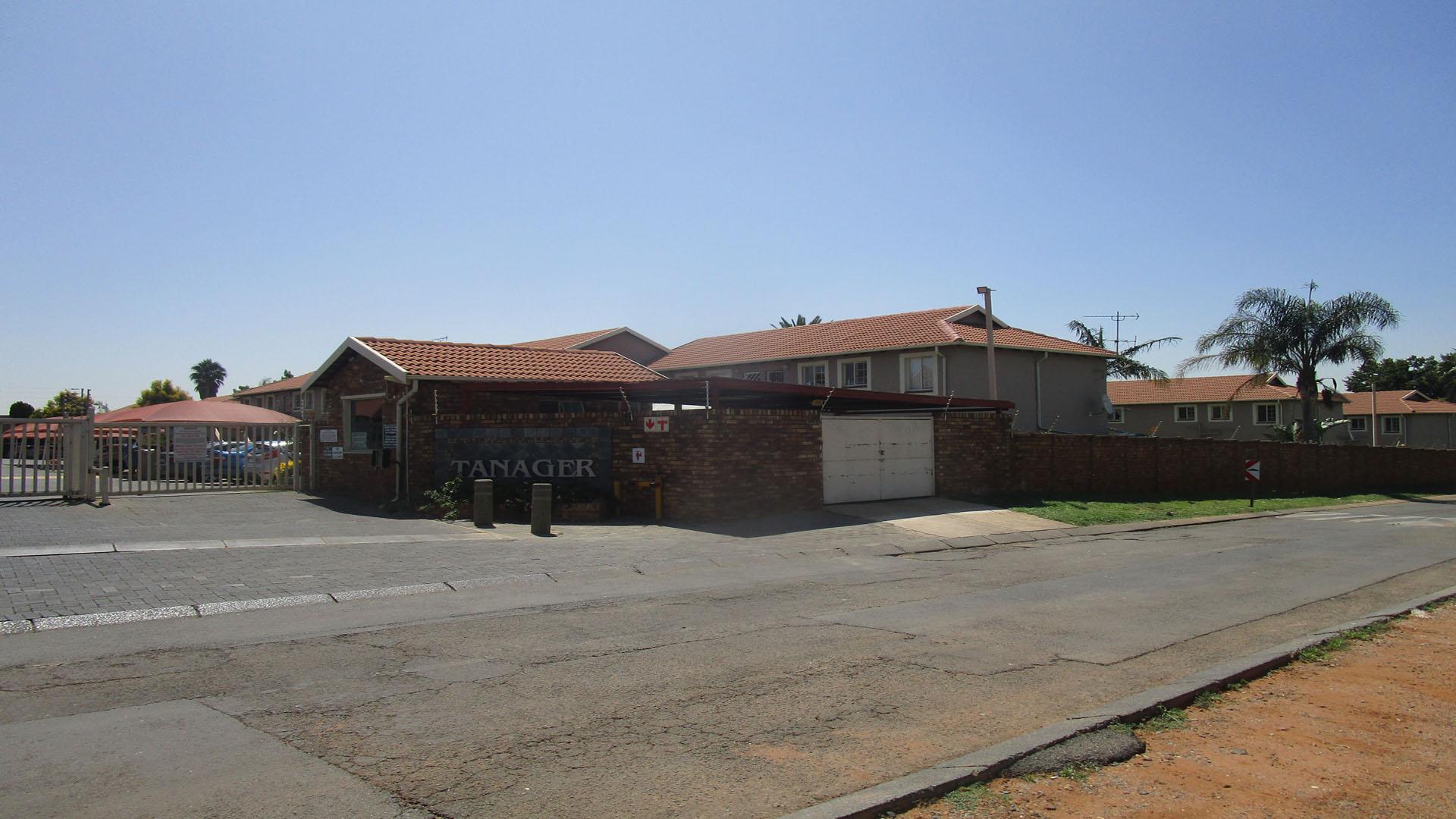 Front View of property in Glenmarais (Glen Marais)