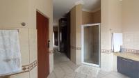 Main Bathroom - 17 square meters of property in Wierdapark