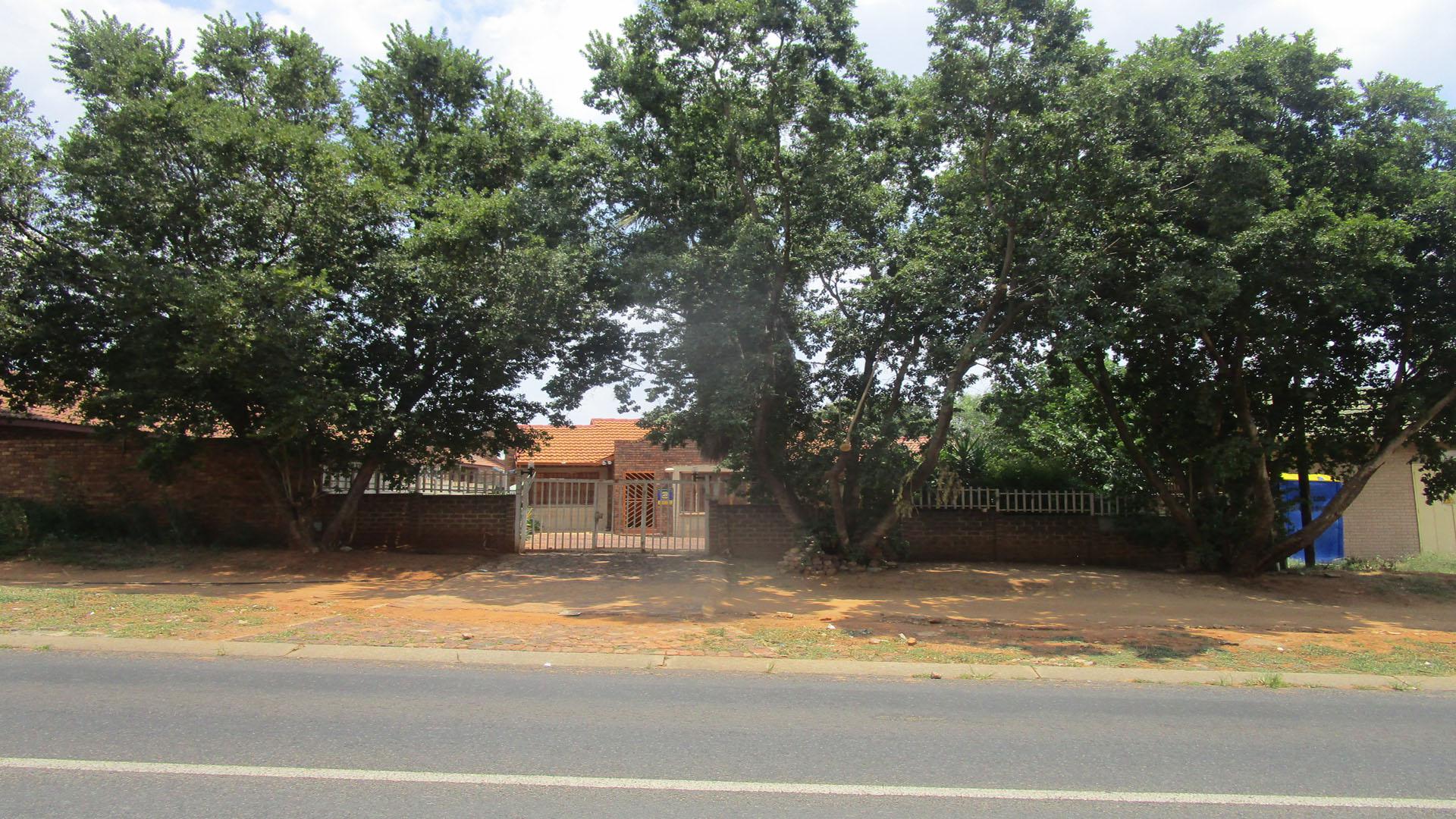 Front View of property in Glenmarais (Glen Marais)