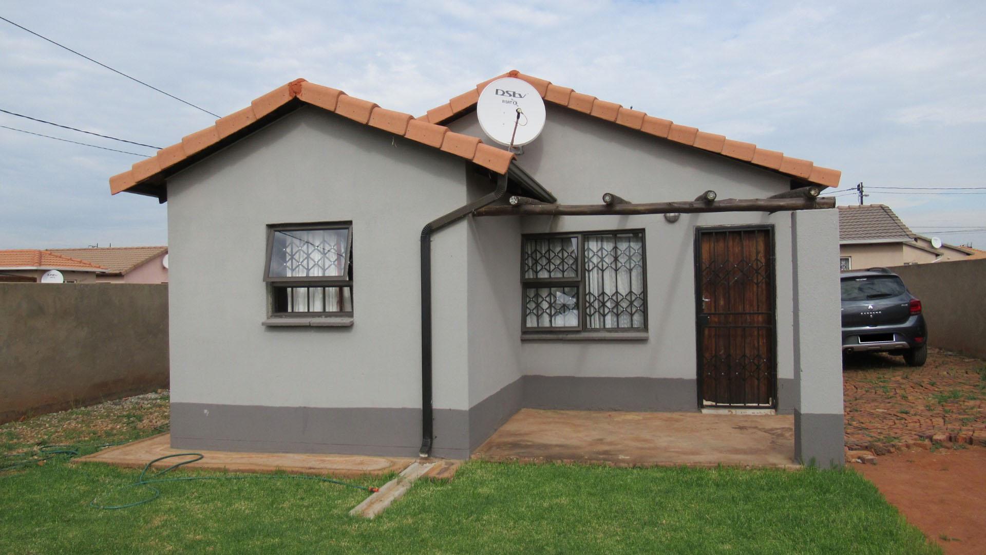 Front View of property in Protea Glen