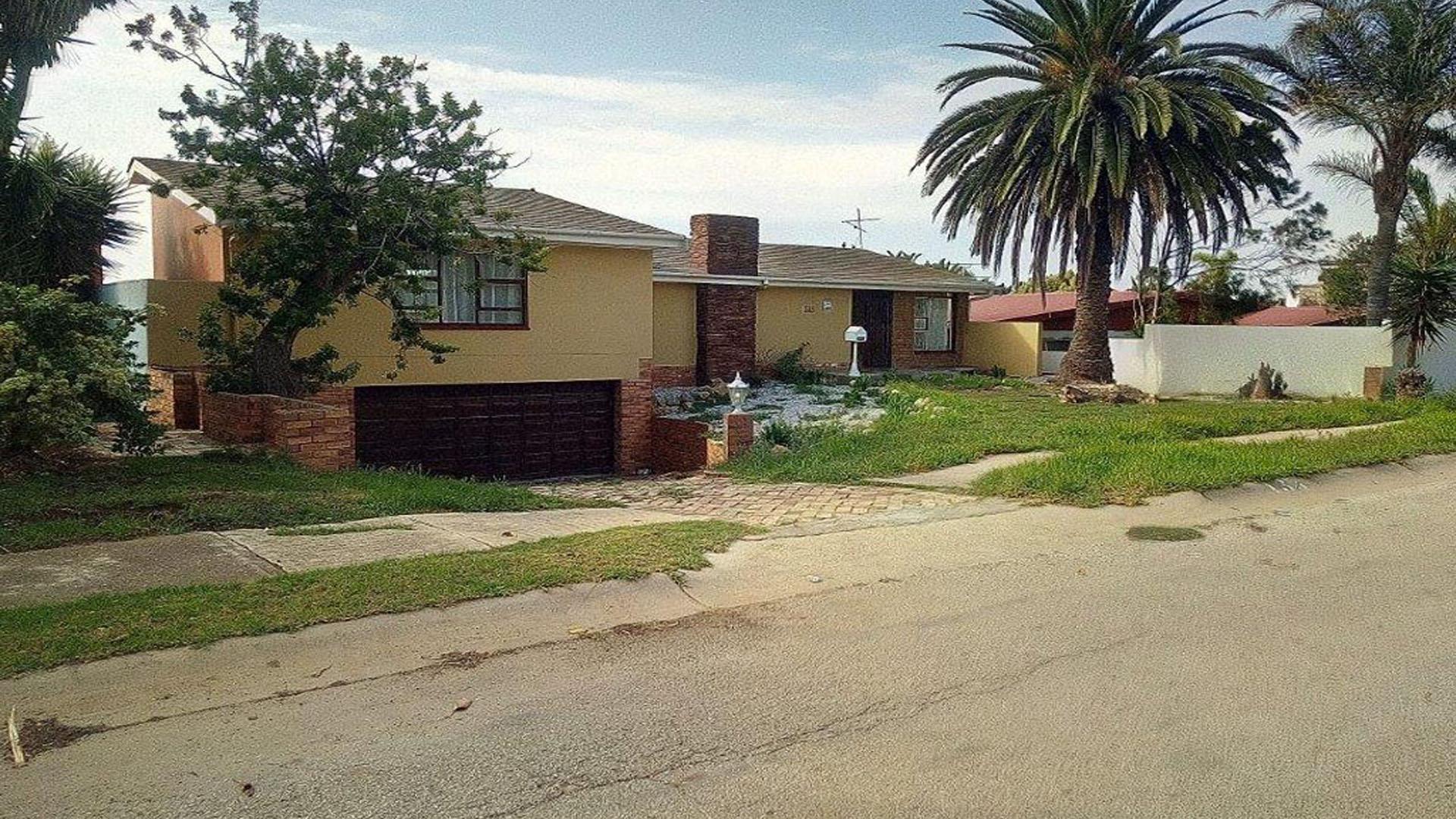 Front View of property in Bluewater Bay