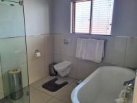 Main Bathroom of property in Reyno Ridge