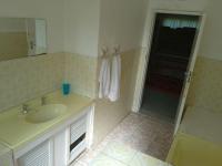 Bathroom 1 of property in Suidrand