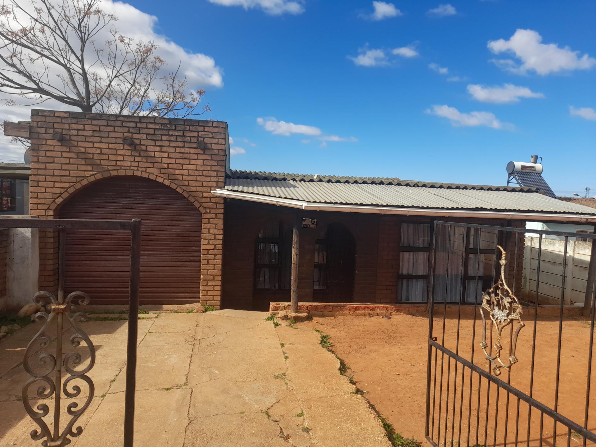 Front View of property in Rosedale