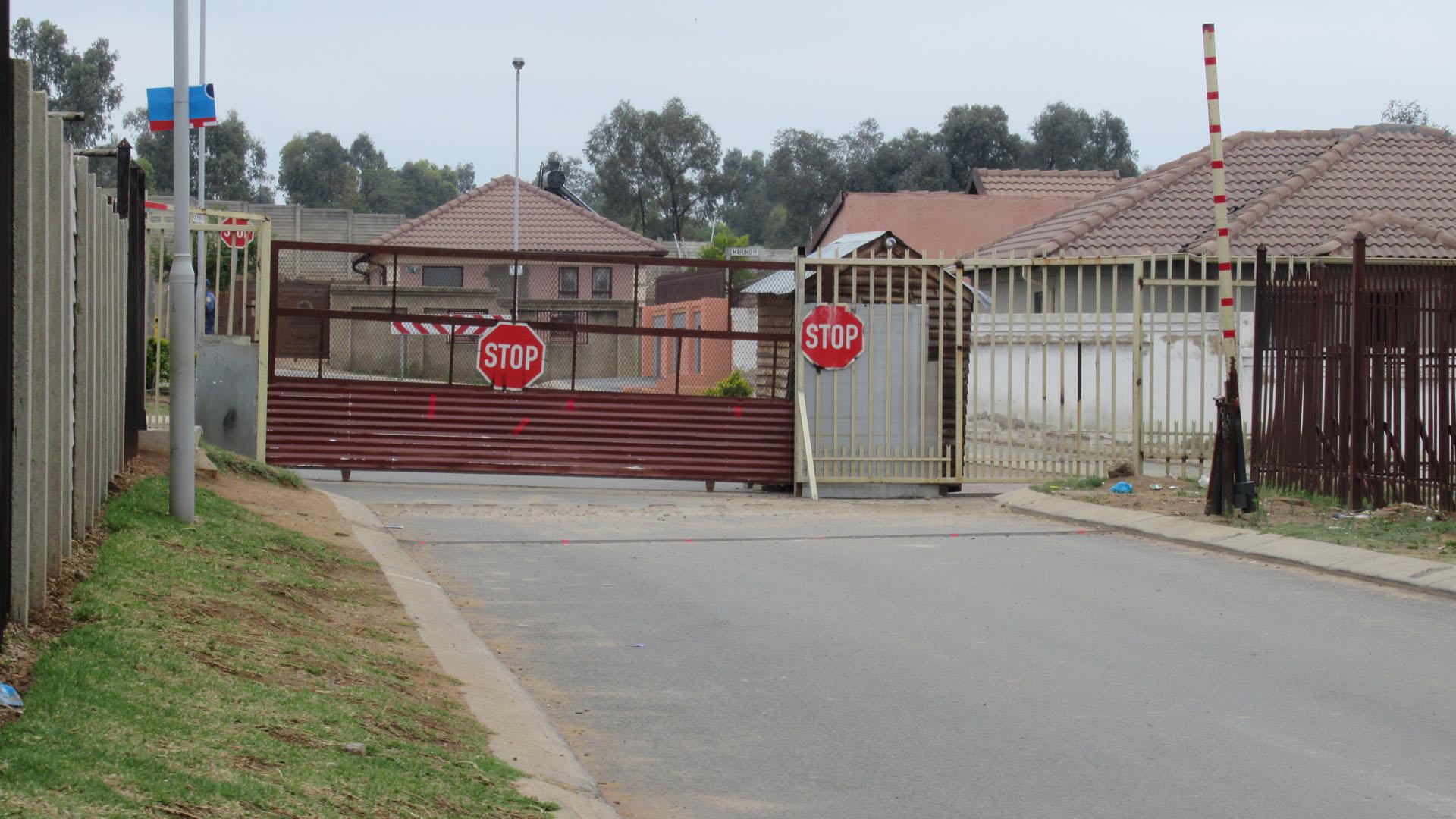 Front View of property in Olievenhoutbos