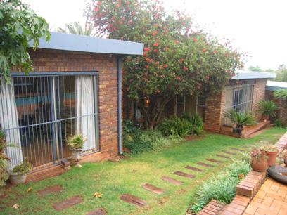 4 Bedroom House for Sale For Sale in Rietvalleirand - Home Sell - MR39166