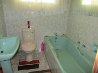 Main Bathroom - 6 square meters of property in Dunnottar