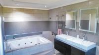 Main Bathroom - 12 square meters of property in Reservior Hills