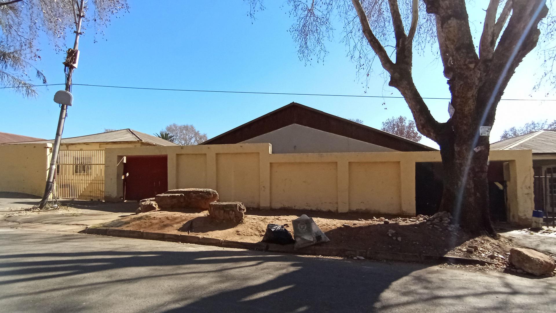 Front View of property in Bezuidenhout Valley