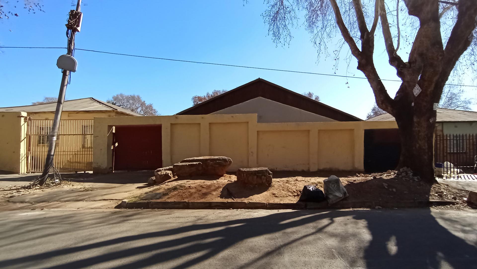 Front View of property in Bezuidenhout Valley