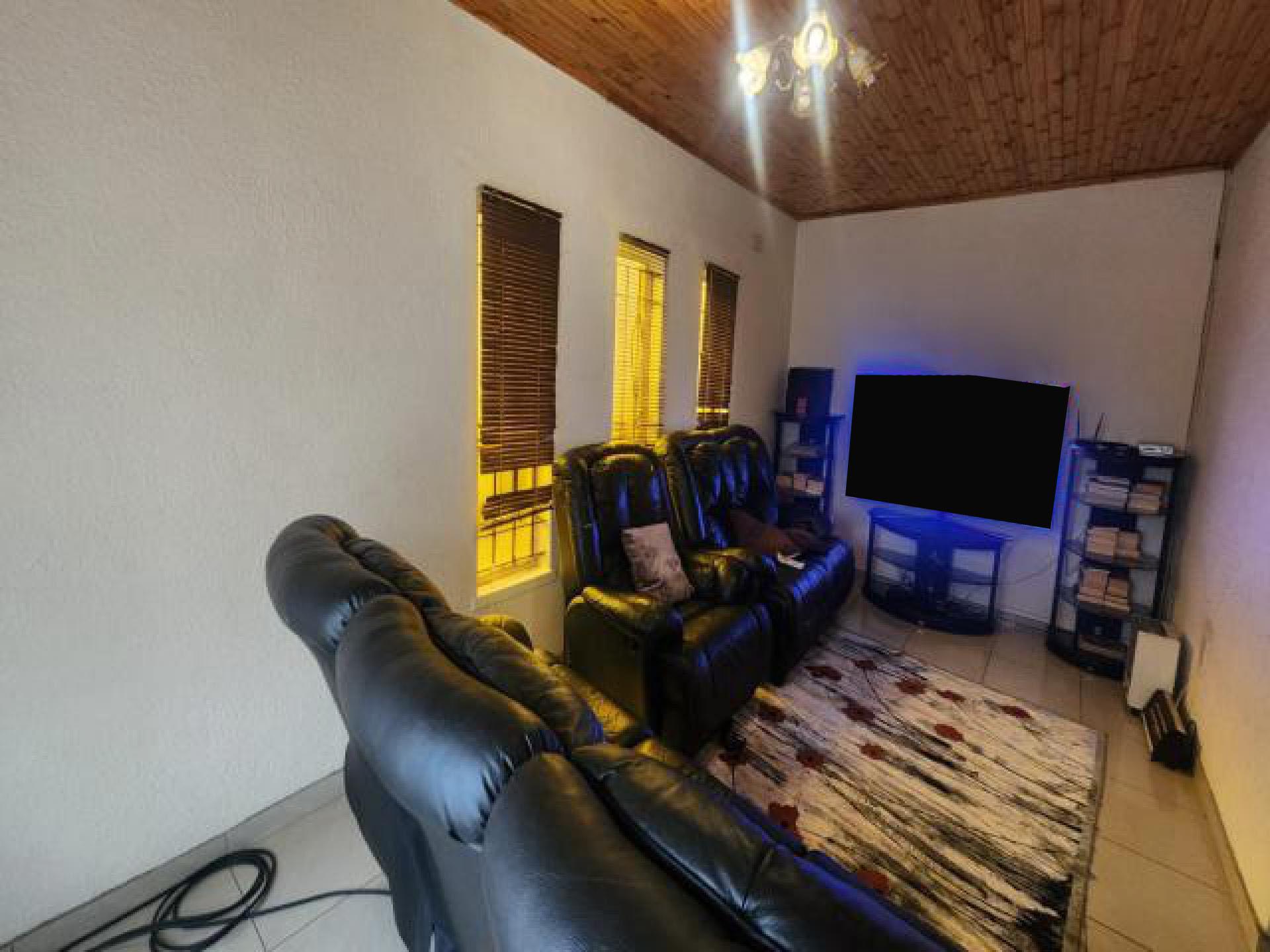 TV Room - 25 square meters of property in Helikon Park