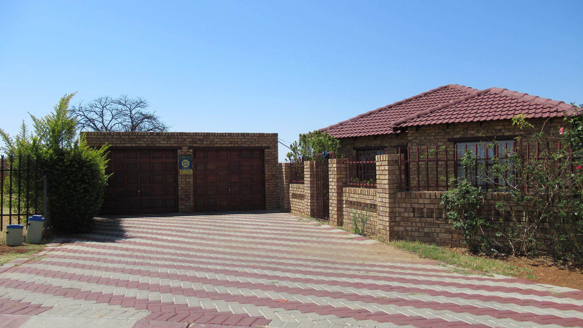 Front View of property in Karenpark