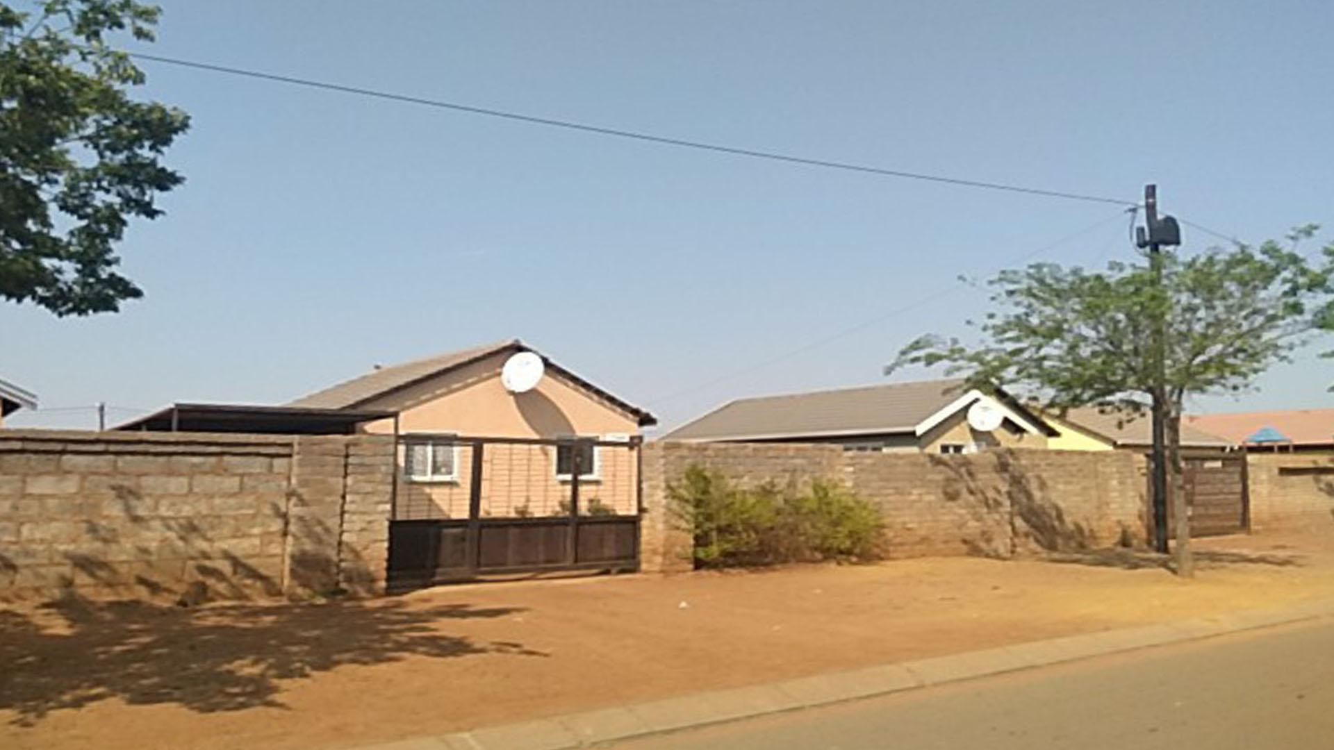 Front View of property in Protea Glen