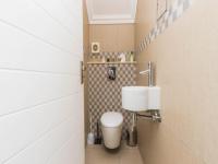 Guest Toilet - 2 square meters of property in Buh Rein