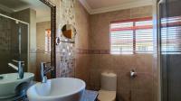 Bathroom 3+ - 132 square meters of property in Walkerville