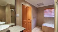 Bathroom 3+ - 132 square meters of property in Walkerville