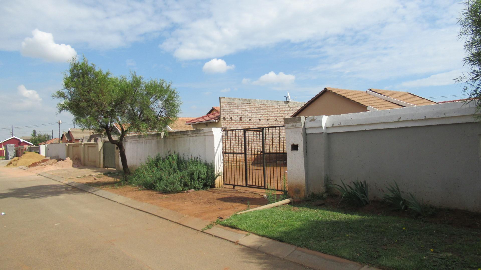 Front View of property in Protea Glen