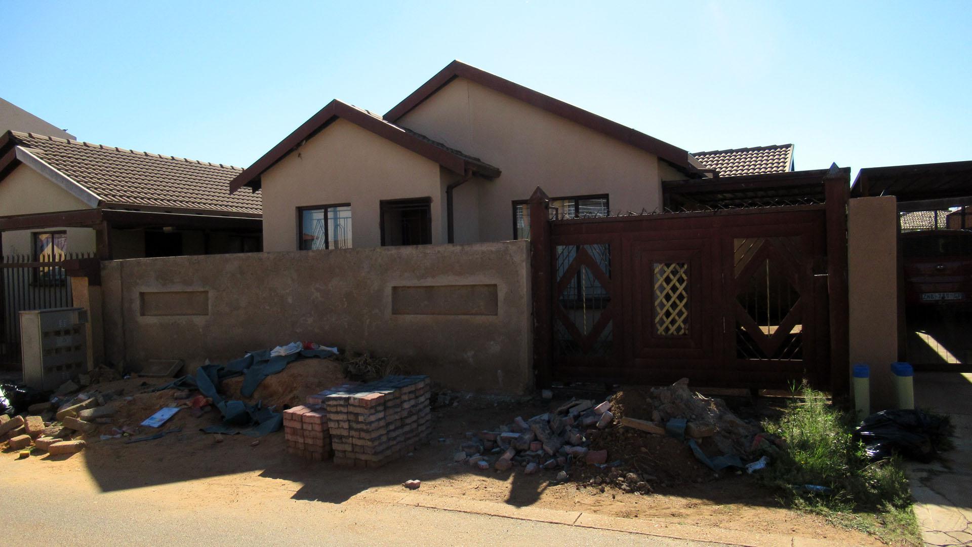 fnb-quick-sell-2-bedroom-house-for-sale-in-soshanguve-east