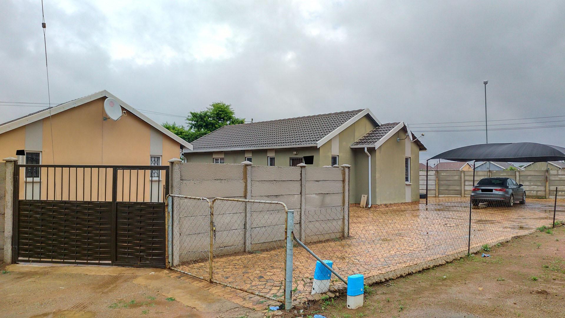 Front View of property in Savanna City