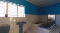 Main Bathroom - 15 square meters of property in East Lynne