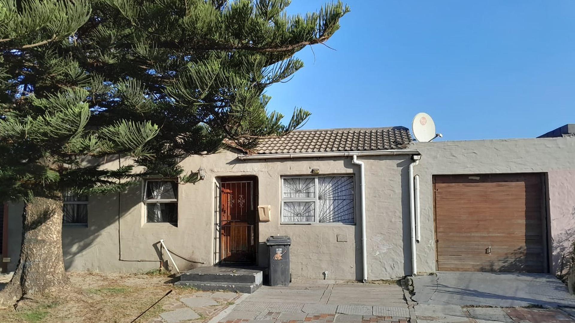 Front View of property in Dennemere