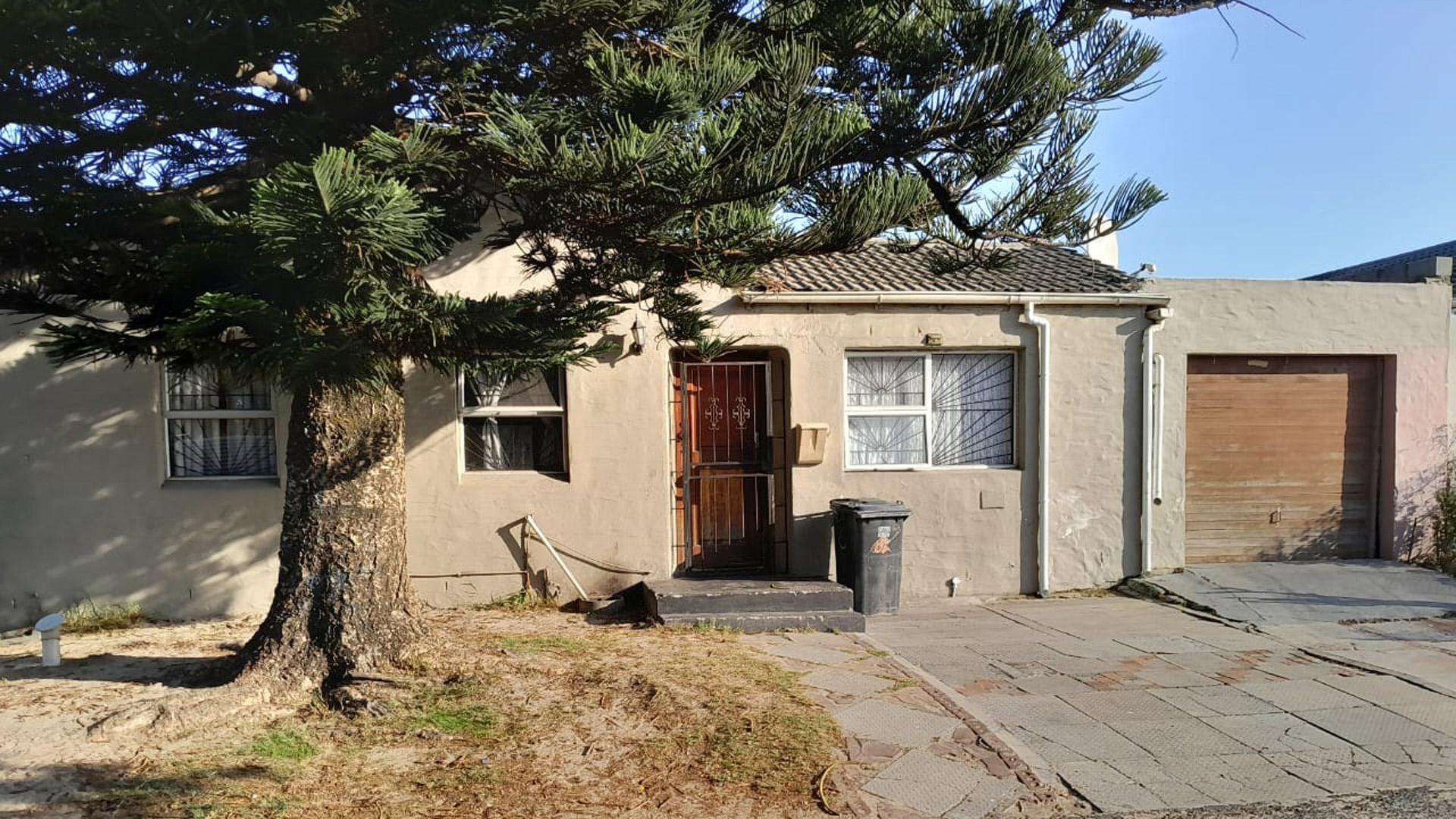 Front View of property in Dennemere